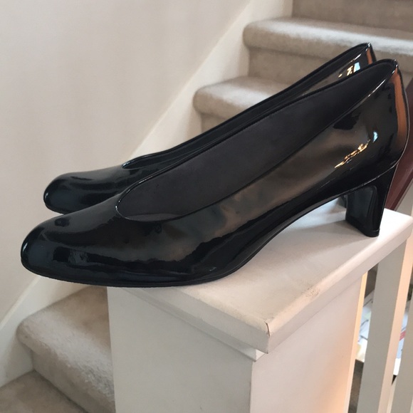 Stuart Weitzman round-toe pump, 2 3/4" covered heel. 9M Dust Bag-no box - Picture 5 of 14